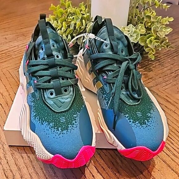 Adidas Trae Young size 5 boys or 7 womens NWOT - Picture 1 of 11